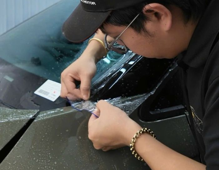 Nhân viên tại WinAuto thực hiện dán PPF cho xe