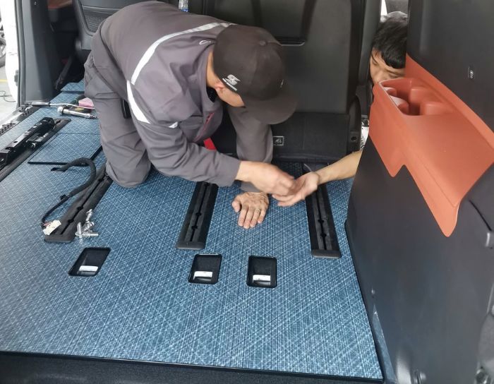 winAuto thực hiện việc lắp sàn cho ô tô
